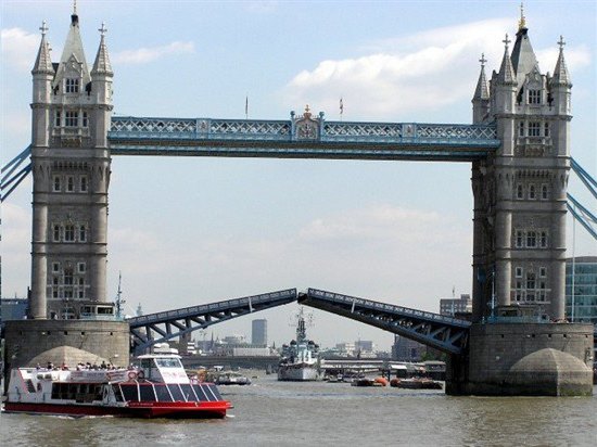 Тауэрский мост в Лондоне, фото около речки
