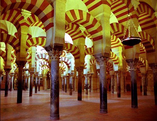 Своды мечети полагаются на 900 колонн